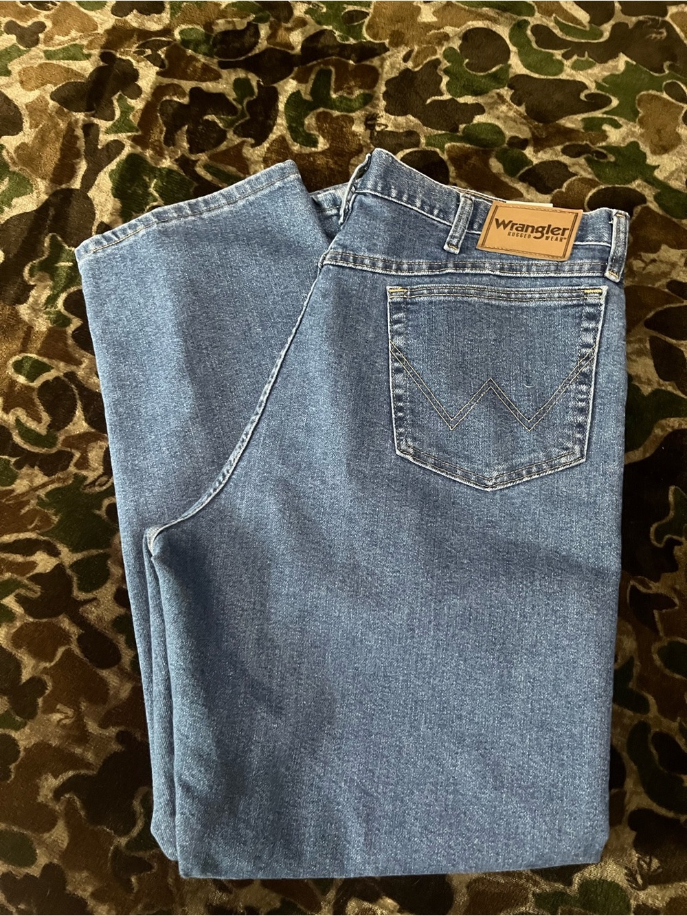 Wrangler Men's Classic Blue Jeans - Timeless Denim size 38x32